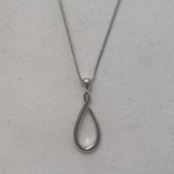 Lia Sophia silver overlay women infinity pendant minimalist necklace. Used. - Picture 2 of 8